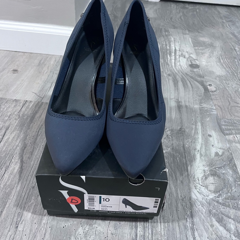Simply Vera Navy heels size 10